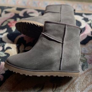 Light Gray Slip-on UGG bootie size 7.5
